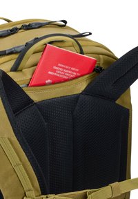 Olijfgroene rugzak met een gevoerde zwarte achterpaneel. Een rood paspoort is gedeeltelijk zichtbaar in een externe ritszak. Meerdere banden inbegrepen.