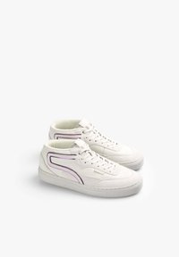 Sneaker alte bianche con una finitura in pelle liscia, con dettagli in cucitura viola e una suola in gomma testurizzata.