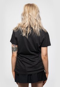 Paradiso Clothing THE ROLLING STONES FOILED SIXTY DRAGON GLOBE BOYFRIEND FIT - Print T-shirt - black