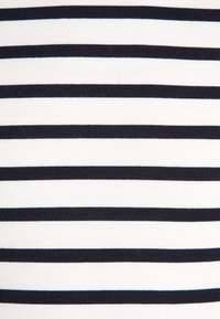 Pruhovaná látka se střídajícími širokými námořnickými modrými a bílými pruhy, se hladkým povrchem. Pruhy jsou rovnoměrně rozloženy.