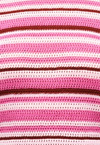 Πλεκτό ύφασμα με οριζόντιες ρίγες σε διάφορες αποχρώσεις ροζ, λευκού και καφέ, με ανοιχτό, υφασμάτινο μοτίβο.