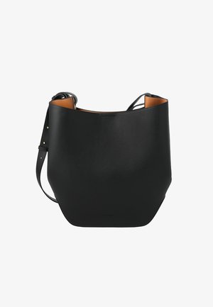 Černá kožená kabelka typu bucket s nastavitelným popruhem a světle hnědým vnitřním obložením.