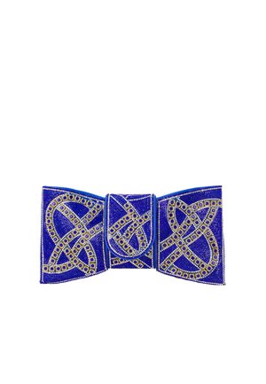 Poșetă plic albastră dreptunghiulară, decorată cu modele celtice cu pietre strălucitoare aurii și argintii și cu un capac cu închidere în centru.