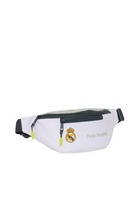 Biało-szara nerka z czarnymi zamkami błyskawicznymi, neonowożółtymi uchwytami do zamków, logo Real Madryd oraz tekstem z przodu.