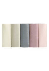 Vijf netjes gevouwen stoffenstaaltjes in zachte crème-, beige-, grijs-, mauve- en lichtroze tinten, horizontaal uitgelijnd.