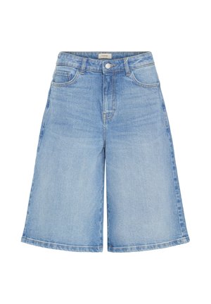 Lichtblauwe denim knielange shorts met voorste knoop, rits en ontwerp met vijf zakken, plat gelegd op een witte achtergrond.