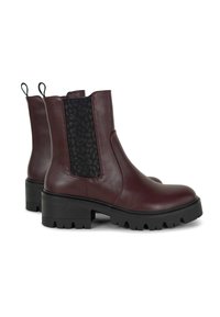 Een paar donkerrode leren enkellaarsjes met zwarte elastische zijnpanelen, stevige zwarte profielzolen en trekriempjes aan de achterkant.