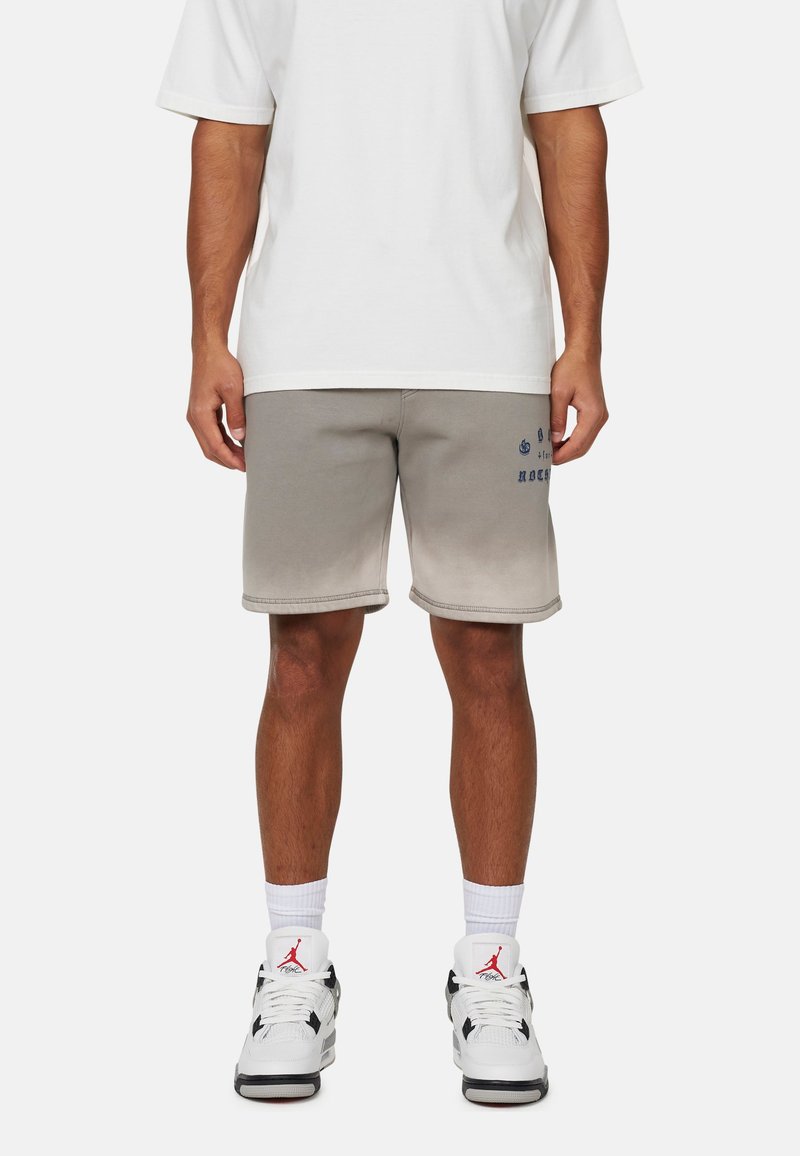 Shorts en dégradé de gris en tissu, offrant une coupe décontractée, une taille élastique et un détail de marquage bleu sur la jambe gauche.