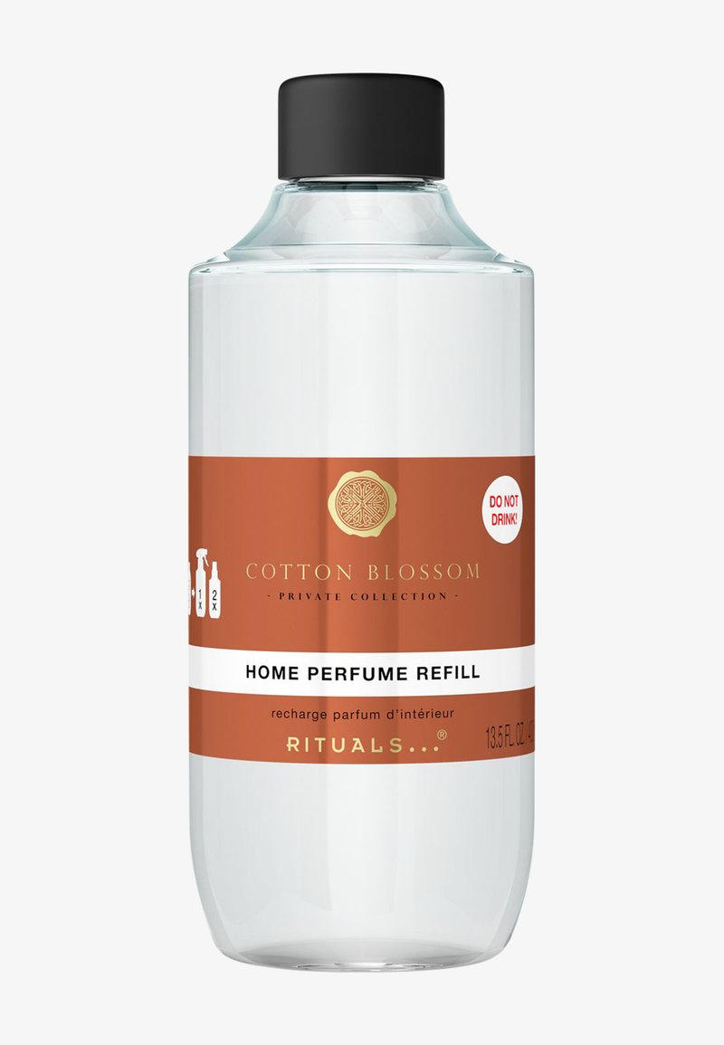 Genomskinlig glasflaska med svart kork, med en brun etikett som står "COTTON BLOSSOM HOME PERFUME REFILL," 400ml kapacitet.
