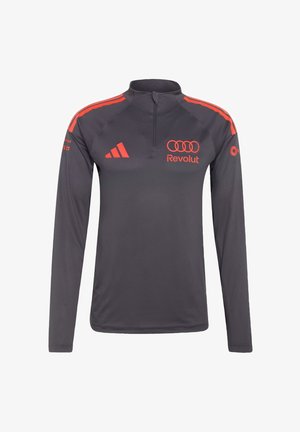 Dunkelgraues Sportoberteil mit langen Ärmeln, roten Adidas-Streifen, Audi-Logo und Revolut-Branding auf Vorderseite und Ärmeln.