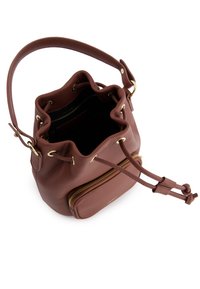 Brun läderhinkväska med dragsko stängning, topphandtag och ett frontfack med dragkedja på vit bakgrund.