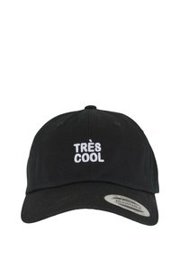 Fekete baseball sapka pamutból, ívelt szélekkel. A elején fehér hímzett felirat található: "TRÈS COOL". Állítható pánt.