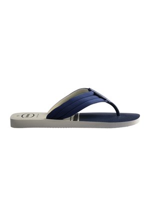 Herren Flip-Flop Sandale in Marineblau und Weiß mit gepolsterten Stoffriemen und strukturierter Sohle, seitlich auf weißem Hintergrund dargestellt.