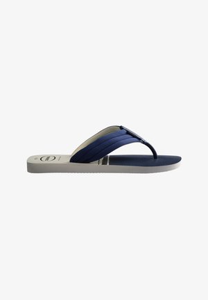 Infradito da uomo blu navy e bianco con cinturini imbottiti in tessuto e suola texturizzata, mostrato di lato su sfondo bianco.