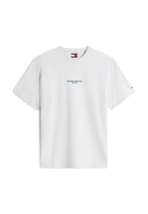 T-shirt bianca in cotone a maniche corte con piccolo testo blu navy "NEW YORK SPORTS CLUB SINCE 1985" centrato sul petto e un piccolo logo a bandiera sulla manica.