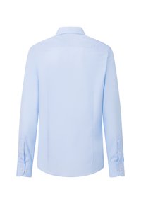 Hellblaues langärmeliges Hemd, von hinten gezeigt, mit geknöpften Manschetten und klassischem Kragen auf weißem Hintergrund.