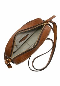 Sac en cuir marron avec fermeture éclair, doté d'un intérieur en tissu beige et d'une longue bandoulière réglable. Comprend une petite poche.