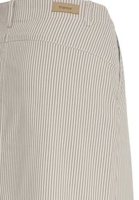 Nærbillede af beige og grå bukser med lodrette striber og et brunt lædermærke med mærket "fransa" syet på linningen.