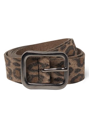 Ceinture en daim marron avec imprimé léopard noir et boucle rectangulaire en métal argenté, enroulée sur un fond blanc.