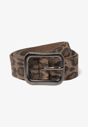 Ceinture en daim marron avec imprimé léopard noir et boucle rectangulaire en métal argenté, enroulée sur un fond blanc.