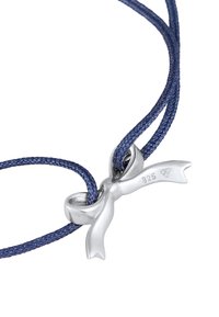 Silvrig bandpendel med "925" stämpel på en flätad marinblå snodd. Pendeln har en slät, blank yta med en distinkt båge.