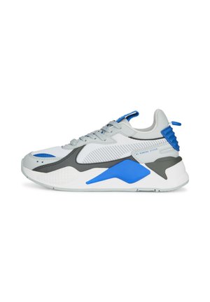 Scarpa sportiva grigia e blu con tomaia in rete, punta arrotondata, colletto imbottito e suola testurizzata con un predominante accento blu.