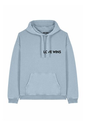Hoodie bleu clair en tissu mélangé coton. Dispose d'une poche kangourou et du texte noir "LOVE WINS" sur le devant. Poignets et ourlet côtelés.