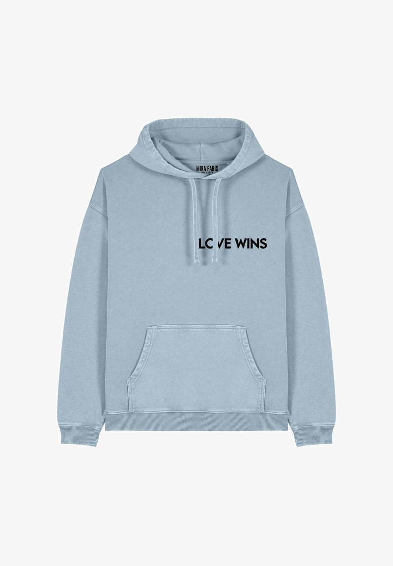 Hoodie bleu clair en tissu mélangé coton. Dispose d'une poche kangourou et du texte noir "LOVE WINS" sur le devant. Poignets et ourlet côtelés.
