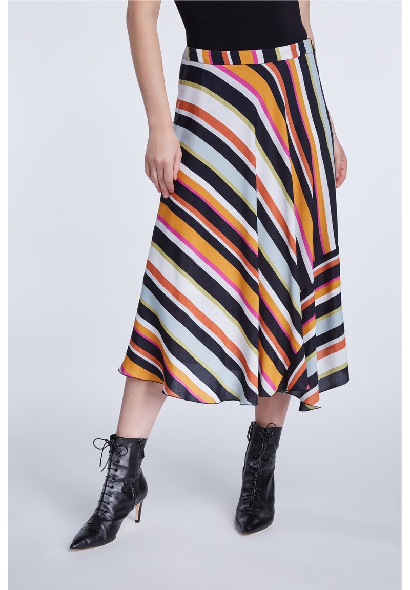 Jupe midi rayée aux couleurs vives, y compris orange, noir, jaune et rose. Fabriquée en tissu lisse avec un ourlet évasé. Paire de bottines noires.