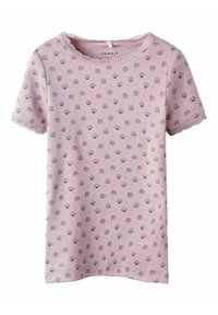 Jasnoróżowa koszulka z krótkim rękawem, z falbaniastym dekoltem i wzorem muszelek w kolorze fioletowym. Wykonana z miękkiej bawełny.