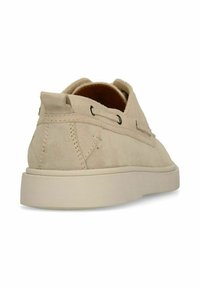 Beige suède schoen met een afgeronde neus, contrasterende stiksels en twee oogjes voor veters. Voorzien van een gestructureerde rubberen zool.