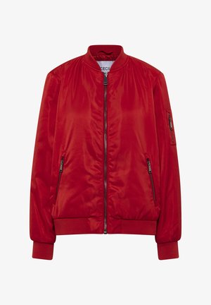 Czerwona kurtka bomberka wykonana z gładkiego, błyszczącego materiału, z przodu zapinana na zamek błyskawiczny, z prążkowanym kołnierzem oraz dwiema bocznymi kieszeniami zamykanymi na zamek.