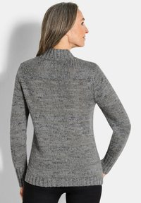 Grauer, gestrickter Pullover mit hohem Kragen, gerippten Bündchen und strukturiertem Material. Bietet eine lockere Passform und subtile Farbvariationen.