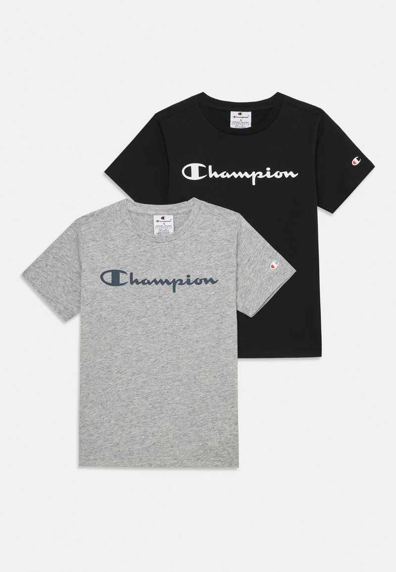 Δύο κοντομάνικα μπλουζάκια: ένα μαύρο με λευκό κείμενο "Champion", ένα γκρίζο με σκούρο γκρίζο κείμενο "Champion"; από βαμβακερό ύφασμα με στρογγυλή λαιμόκοψη.