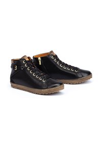Sneaker alte nere in pelle con occhielli dorati, chiusura con lacci frontali e zip laterale. Suola in gomma con superficie testurizzata.
