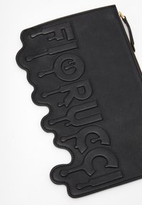 Fiorucci DRIP POUCH UNISEX - Delninukė - black