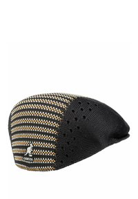 Kangol plat kap gemaakt van een gestructureerde brei met een zwarte basis, voorzien van een gestreept patroon met witte en gouden accenten, en ventilatiegaten.