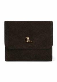 Portafoglio in pelle scamosciata marrone scuro con un ciondolo a forma di stivale dorato sul davanti. Presenta una chiusura con pattina e cuciture ordinate lungo i bordi.
