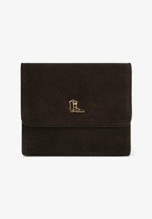 Donkerbruine suède portemonnee met een gouden laarsbedel aan de voorkant. Heeft een klep met sluiting en nette stiksels langs de randen.