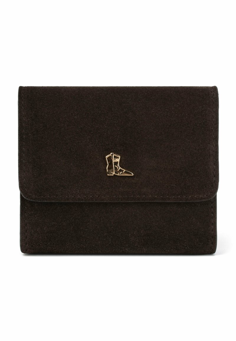 Portafoglio in pelle scamosciata marrone scuro con un ciondolo a forma di stivale dorato sul davanti. Presenta una chiusura con pattina e cuciture ordinate lungo i bordi.