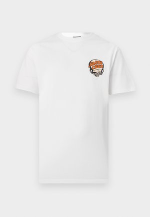 Camiseta blanca de manga corta con un pequeño logo de calavera naranja y negro de "Santa Cruz Skateboards" en el pecho izquierdo.