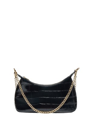 Sac à main noir à texture crocodile avec une chaîne dorée et une fermeture éclair supérieure sur fond blanc.