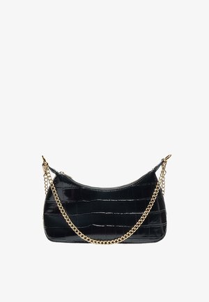Sac à main noir à texture crocodile avec une chaîne dorée et une fermeture éclair supérieure sur fond blanc.