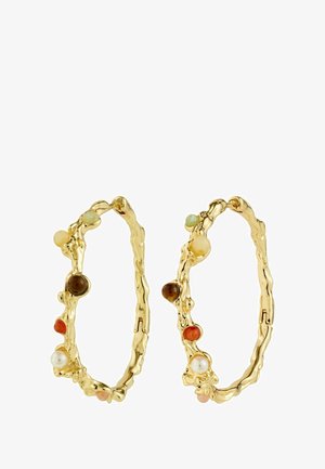 Apaļas auskari zelta tonī ar organisku viļņotu dizainu, rotāti ar vairākiem pulētiem dārgakmeņiem dažādās krāsās, ieskaitot pērles.