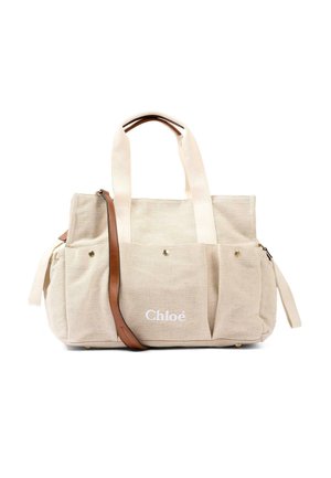 Sac fourre-tout en toile beige avec deux poignées supérieures, poches avant, bandoulière en cuir marron, et logo "Chloé" blanc sur la poche avant.
