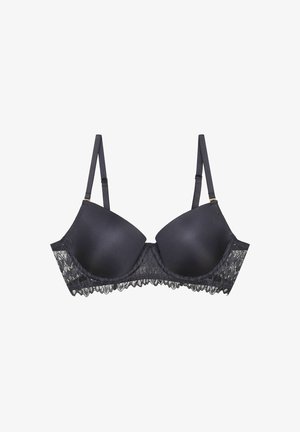 Czarny stanik z gładkimi, wyprofilowanymi miseczkami, koronkowym wykończeniem na dole oraz regulowanymi ramiączkami. Materiał ma miękką teksturę i ustrukturyzowany design.