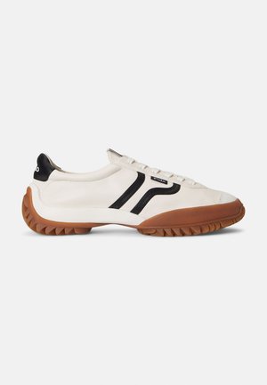 TREADED LEATHER LOW TOP SNEAKER - Joggesko - deckwash white/ black