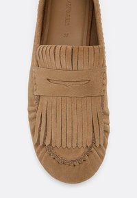 Mocassino in suede marrone con frange, nappine e cuciture decorative, taglia 37, visto dall'alto su sfondo bianco.