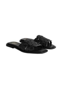 Sandales noires avec design de lanières tissées, semelle plate et texture en cuir lisse. Style ouvert à l'avant avec des accents matériels minimalistes.