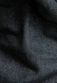 Tessuto nero con una superficie liscia e leggermente texture, che mette in risalto un fine motivo di tessitura e una lucentezza sottile. Il dettaglio ravvicinato enfatizza la profondità.